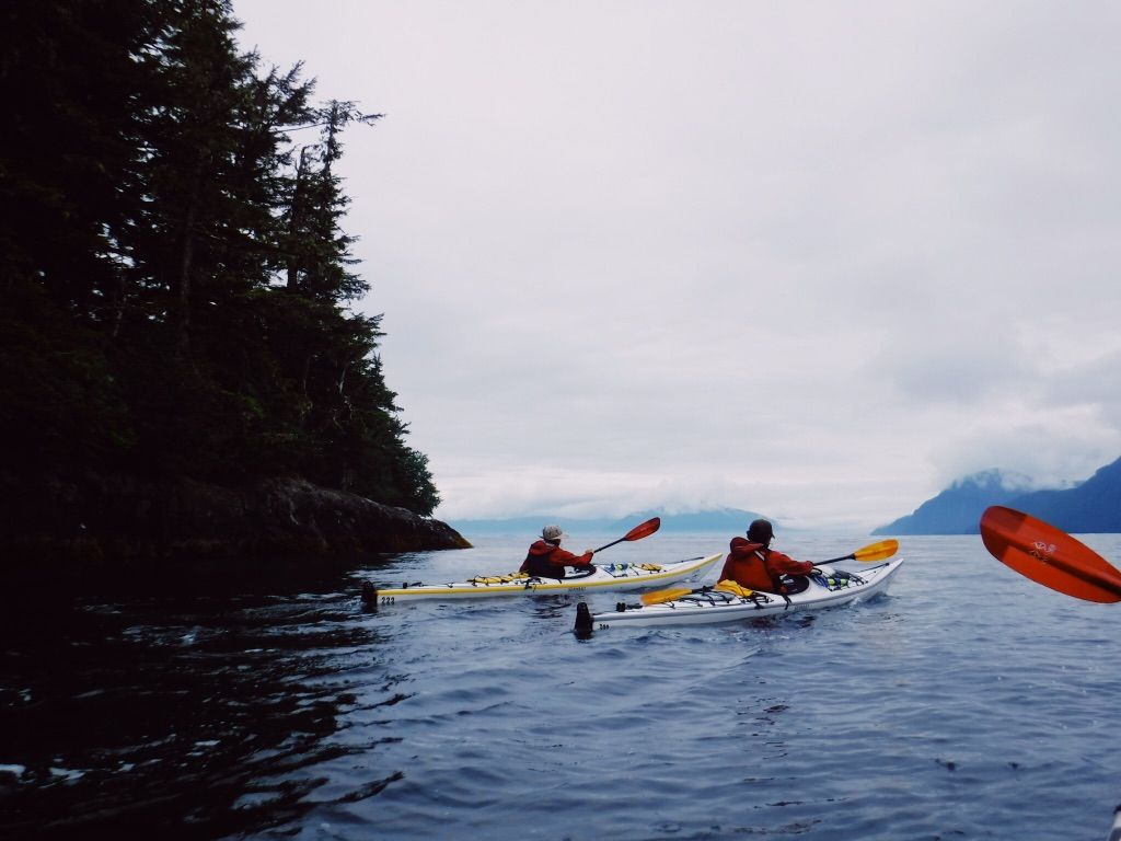Спокійний берег і вода для сімейного відпочинку